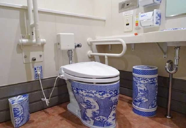 陶器製のトイレも