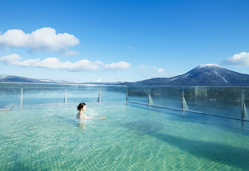 大自然を大パノラマで楽しむ8階空中露天風呂