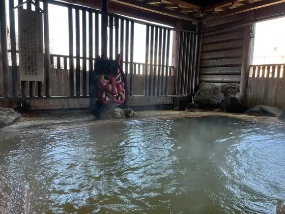 自館専用の源泉から噴き出すお湯は、季節や気温で湯色が変わるそう