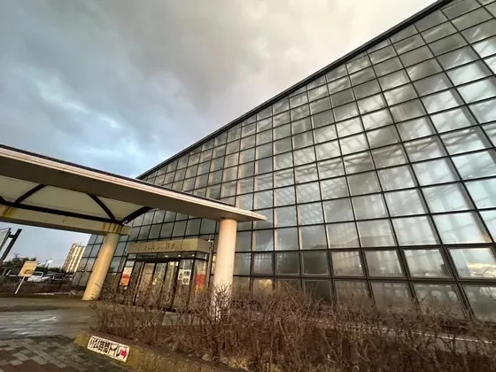 全面ガラス張りの屋内緑地公園「セリオンリスタ」。うどん・そば自動販売機はこちらの中にある