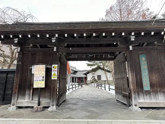 「角館樺細工伝承館」では、樺細工の制作実演が行われているほか、資料館、喫茶室、物産館などがあります