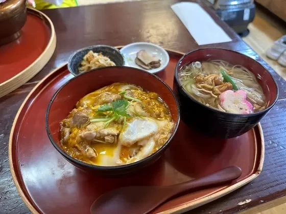 比内地鶏親子丼と稲庭うどんセット（1,850円）は、秋田を味わえる贅沢なセット