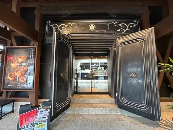 蔵を改装した入口