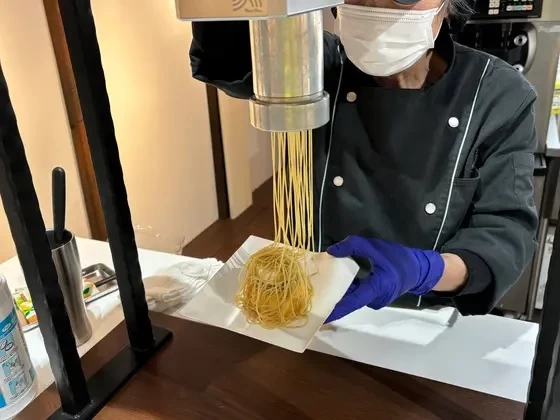 「絞りたてモンブラン」はプリンに、その場でモンブランペーストをたっぷりとかける