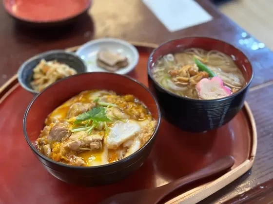 比内地鶏親子丼と稲庭うどんセット（1,850円）