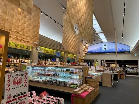 お土産ショップではきりたんぽスープなど、秋田ならではの食品も揃う