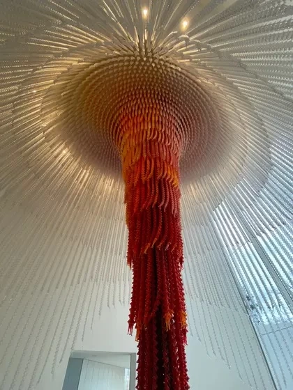 ソウル生まれのアーティスト・ソ・ドホ氏の作品『コーズ・アンド・エフェクト』は、高さ9mの最も大きな展示室にある作品