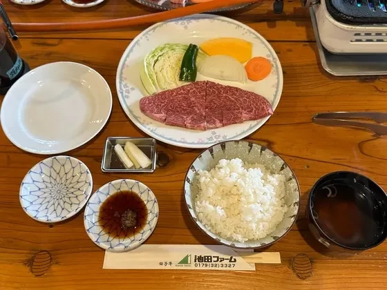 「田子牛ランプステーキ定食」。にんにく醤油、お漬物、ライス、お味噌汁がついている