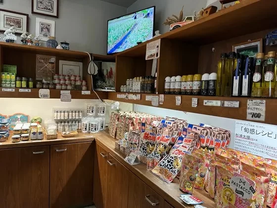 調味料やお菓子も並ぶ