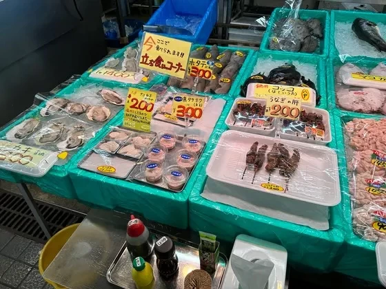 新鮮な魚介を立ち食いできるお店も！