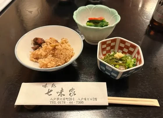 お通しには炊き込みご飯、おひたし、長芋とめかぶの小鉢が出てくる。とても豪華