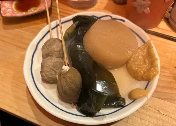 大根、昆布、つくね、バイ貝のおでん。ニンニク味噌をつけて食べるのがおすすめ