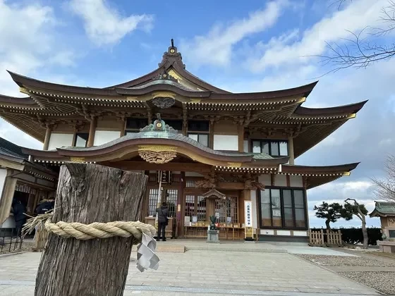 階段を上ると見える社殿