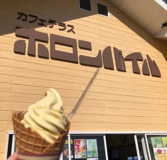 展望台にはソフトクリームなどが楽しめる「ホロンバイル」というショップがある