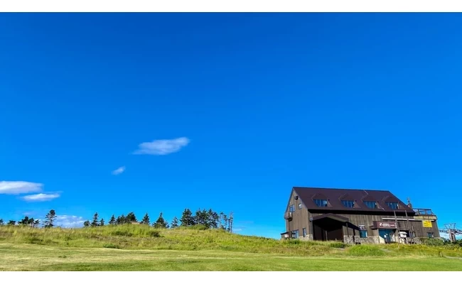 横手山頂広場とリフト駅舎