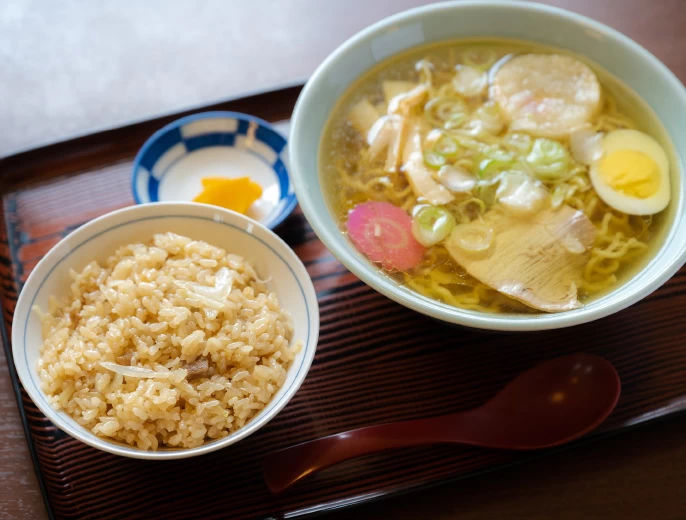 ランチ時の一番人気はとりめしと塩ラーメンのセット1,000円。 持ち帰り用弁当もある