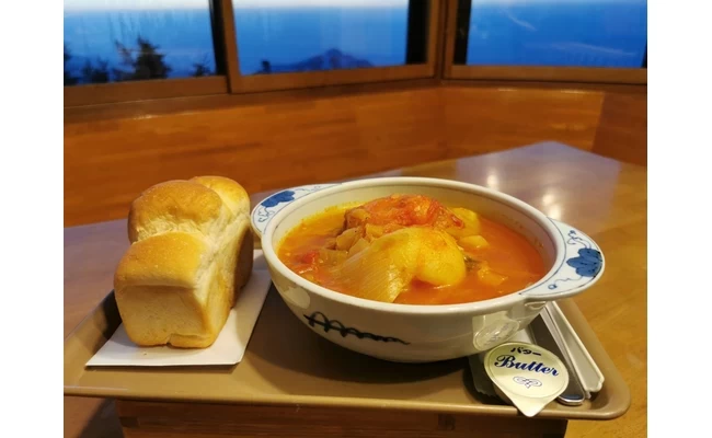 ボルシチとパンのセット