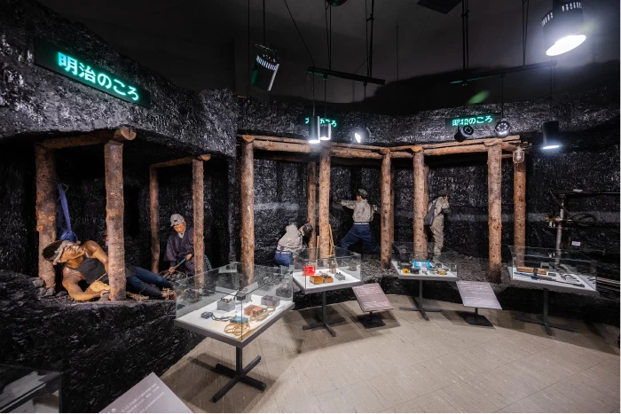 明治から昭和にかけて採掘の違いを紹介する展示