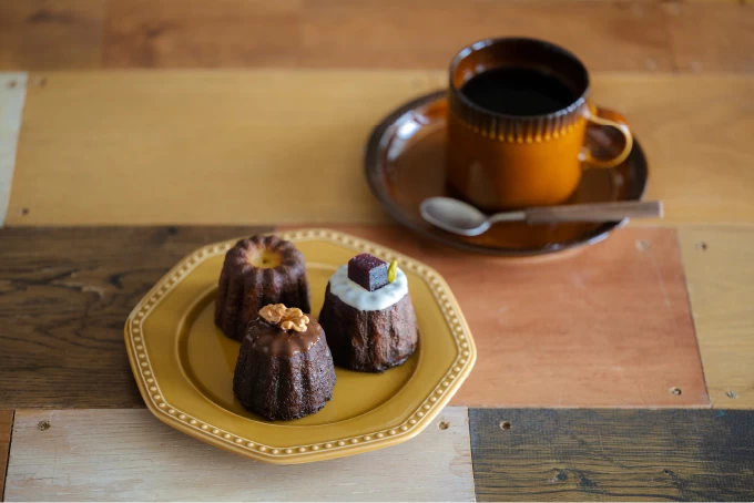 美唄産の食材を使ったカヌレは、バニラ、ハスカップ、クルミチョコの3種類。各300~340円