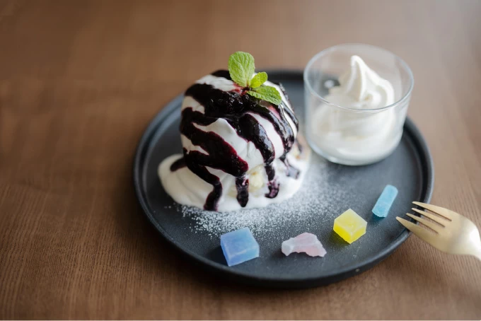 四つ葉のハスカップスフレパンケーキ700円は、琥珀糖を添えて。土・日曜日限定でLO16:00