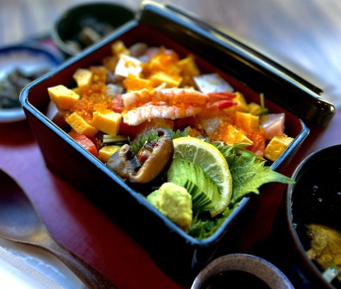 旬の魚をちりばめた「海鮮ちらし重」