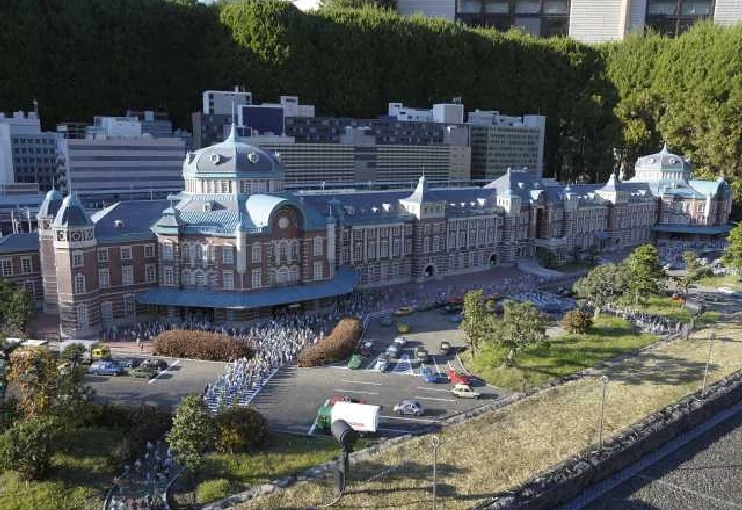 東京駅など日本の名所も