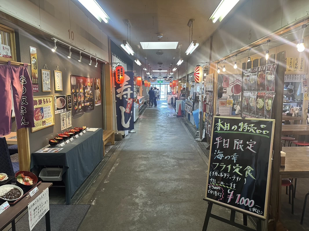 寿司や海鮮料理店などグルメも充実