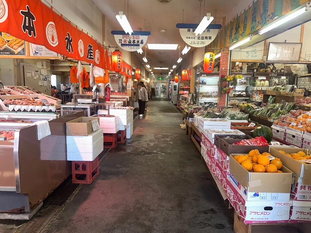 鮮魚店や青果店などが軒を連ねる