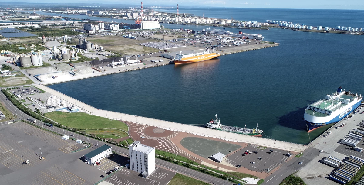 陸側から見た公園全景。海に面し、眺めも抜群