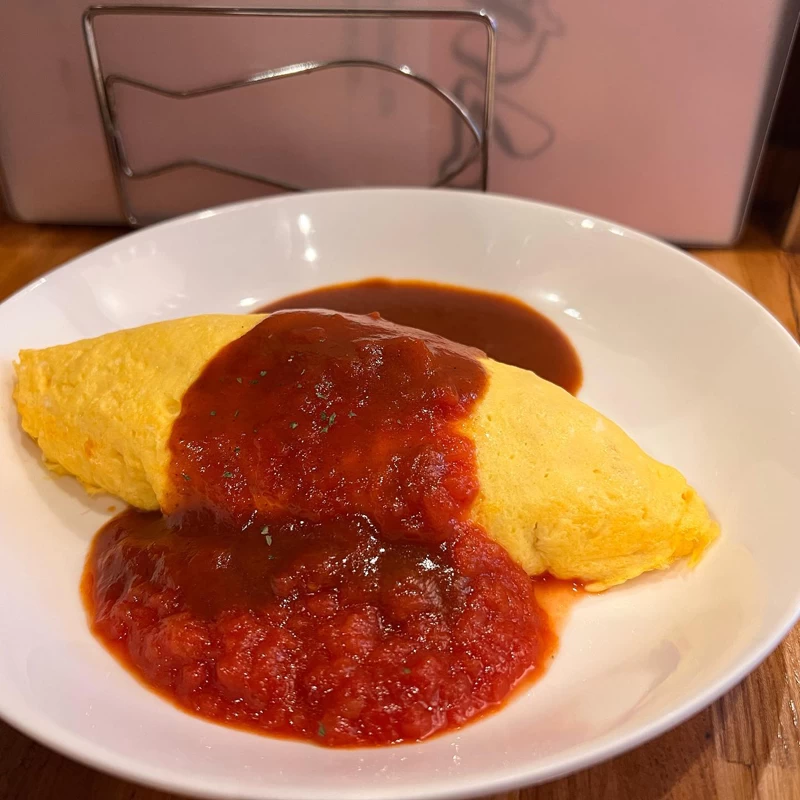 2種類のソースがかかったオムライス