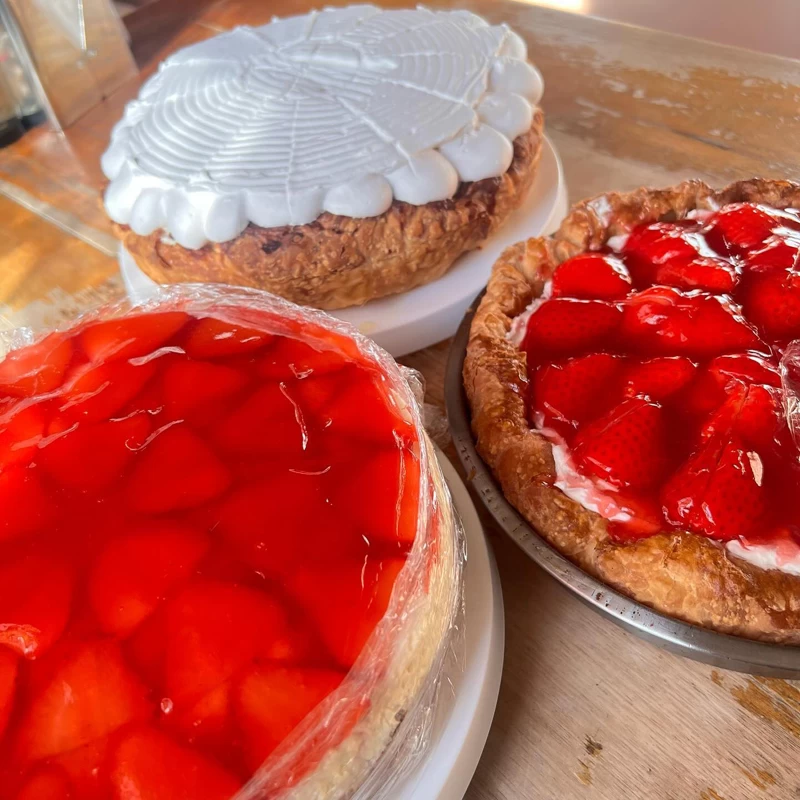 旬のフルーツをつあったタルトなど、各種ケーキが並ぶ