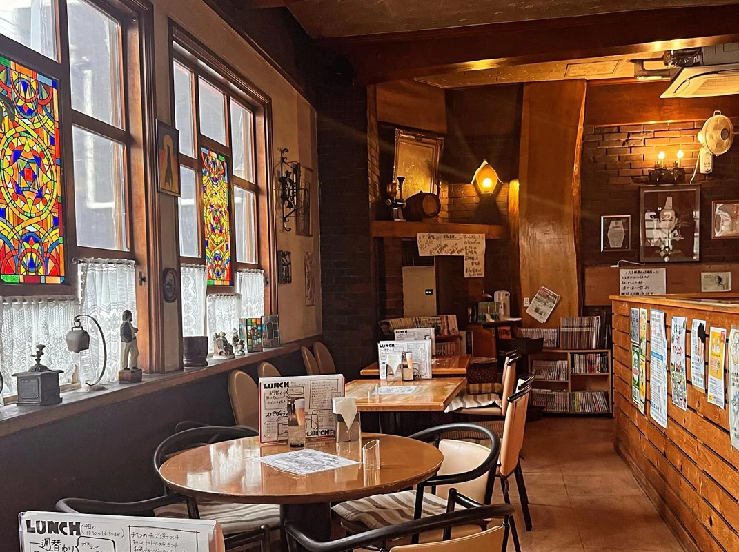 天然木やレンガをふんだんい使ったレトロな店内