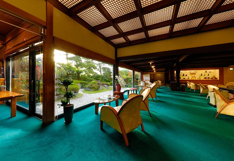 心和む枯山水の日本庭園がお出迎え