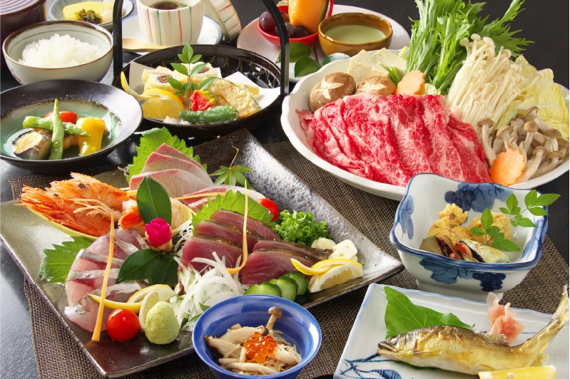 高知県名物「カツオのたたき」や鍋料理が人気