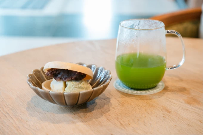 お宝アイス最中（300円）とかぶせ茶（400円）