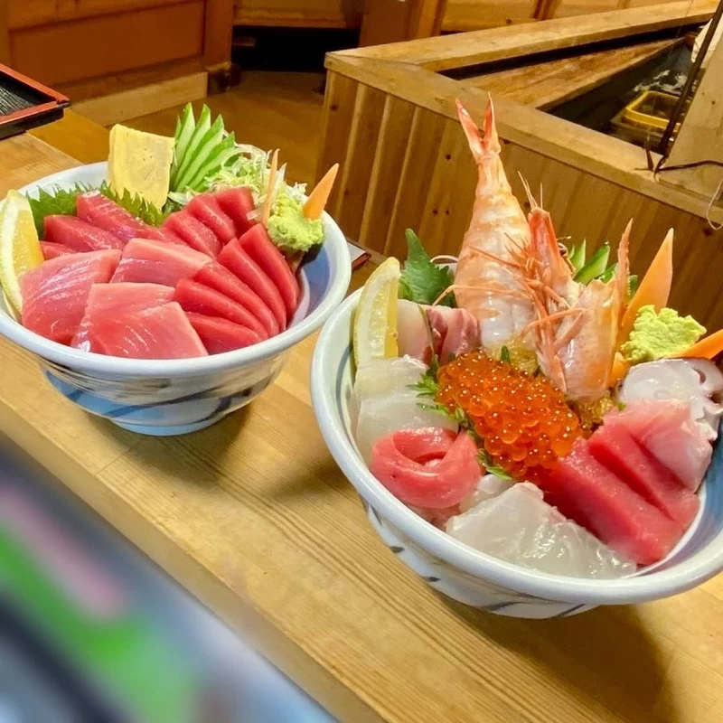 新鮮な海鮮がのった丼ぶり