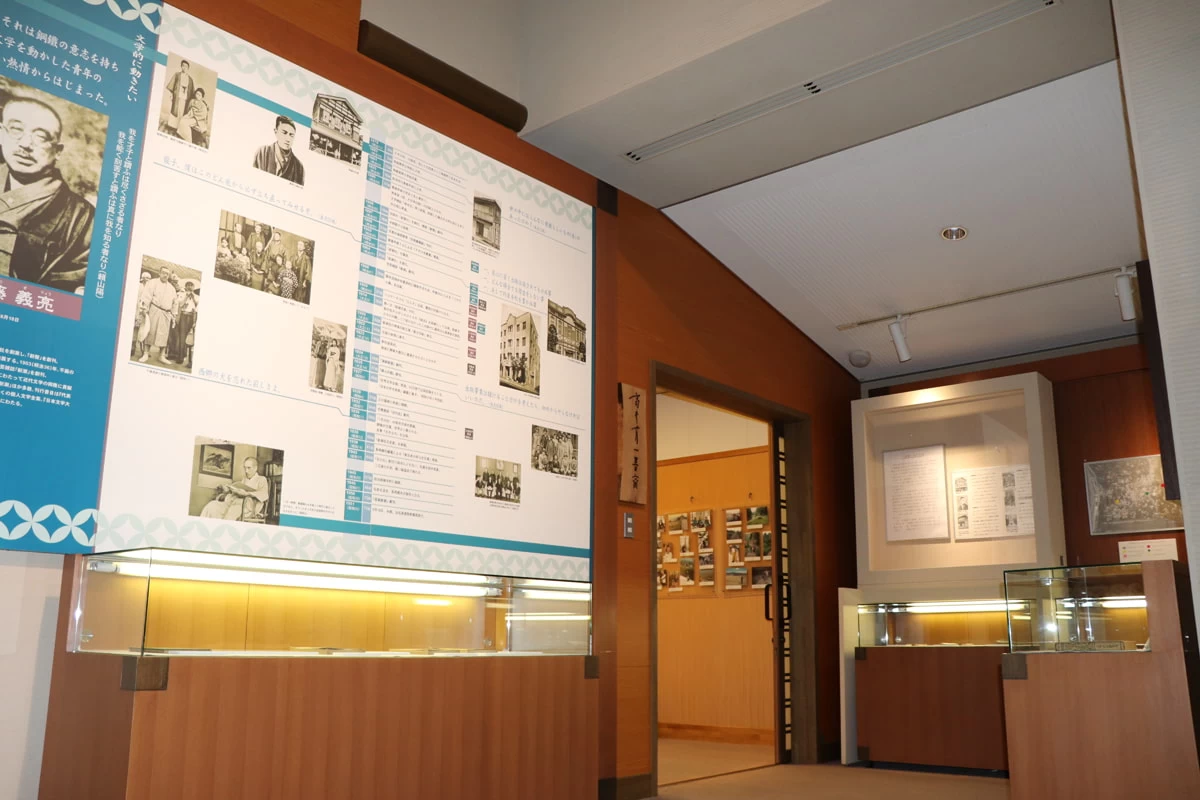 佐藤義亮の生涯を紹介するパネル