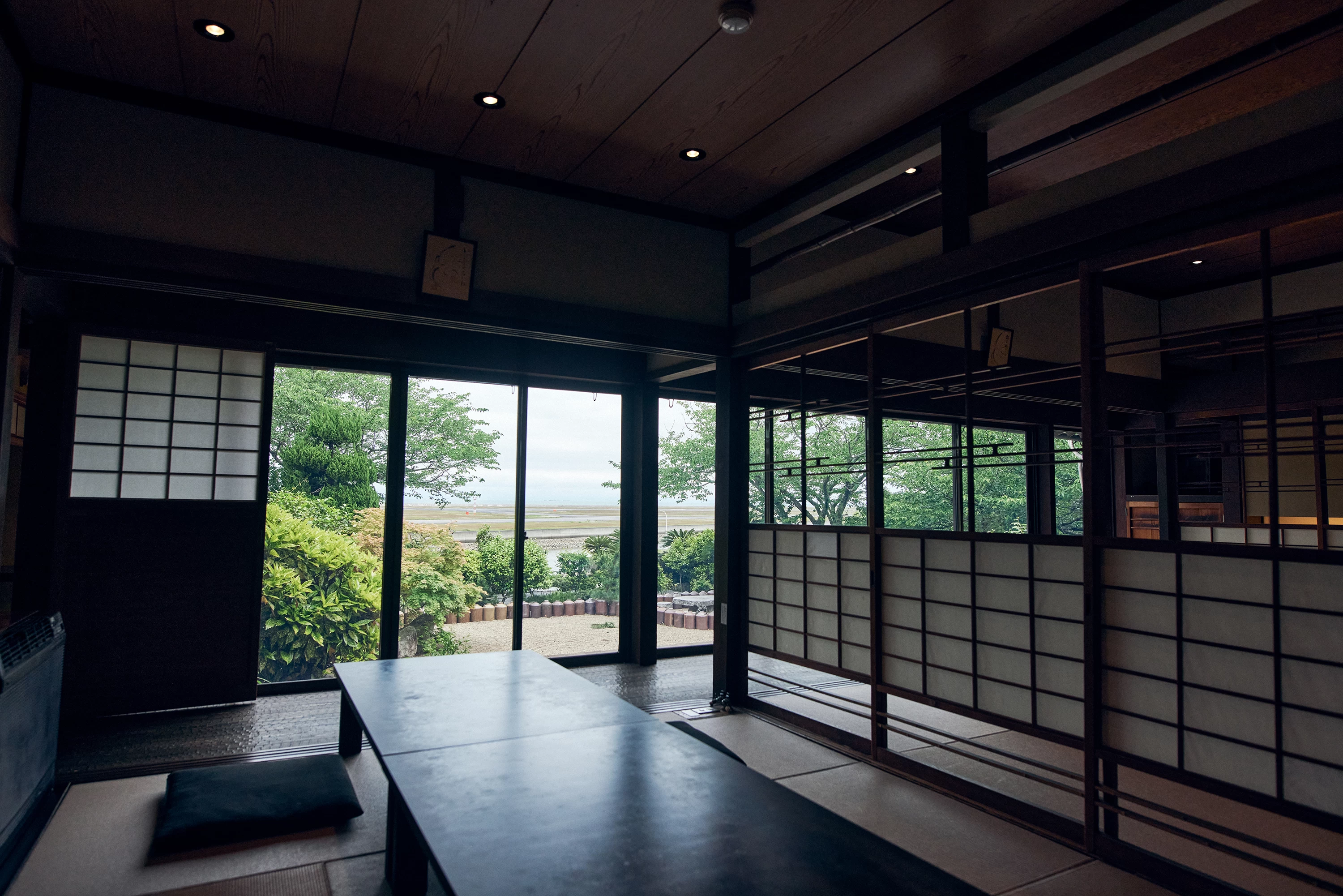 風格が感じられる外観は、明治時代の建物を移築したもの