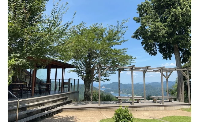 広々としたテラス席