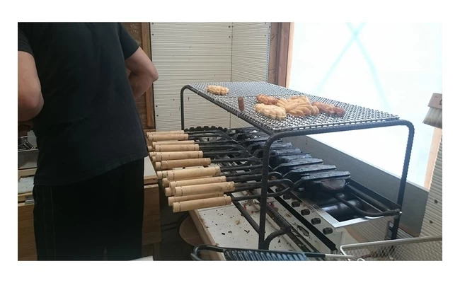 専用の鋳型で1枚ずつ丁寧に焼き上げ