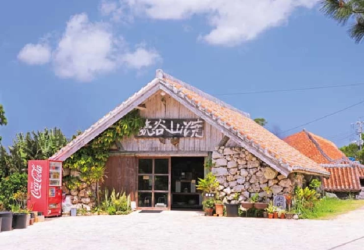 18の焼物工房が建ち並ぶ