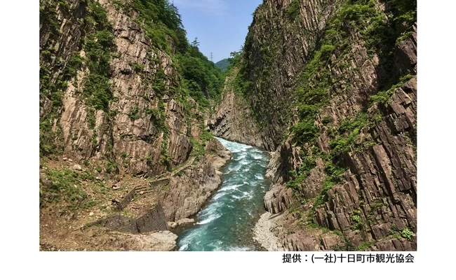 両岸に岩壁がそり立つ