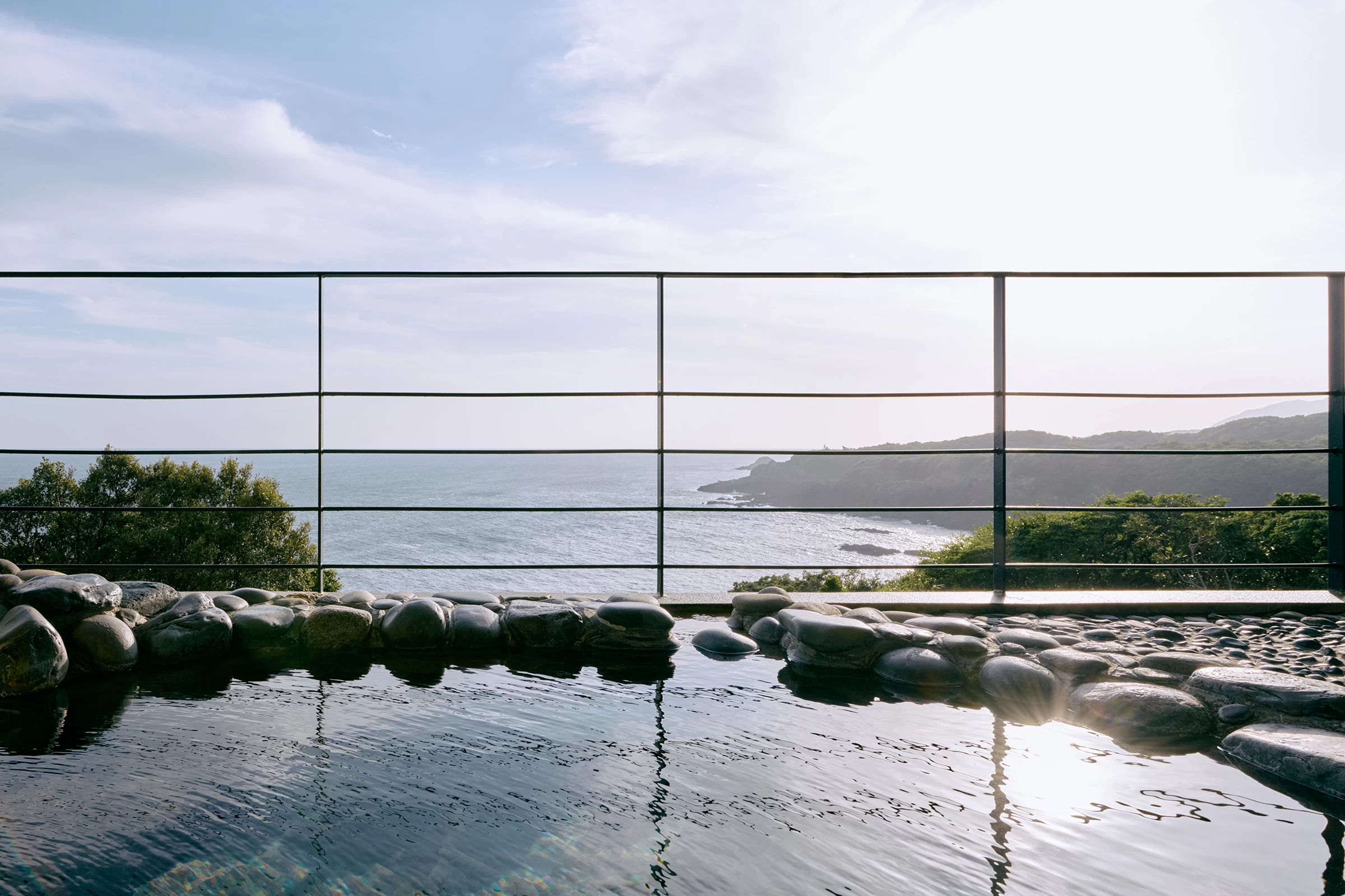 水平線を眺めながら浸かる露天風呂