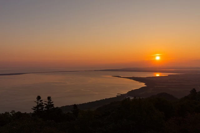 展望台から見た夕暮れ時のサロマ湖