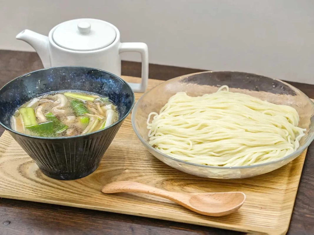 温かいつゆに冷たいひやむぎをつけて食べる「豚きのこせいろ」