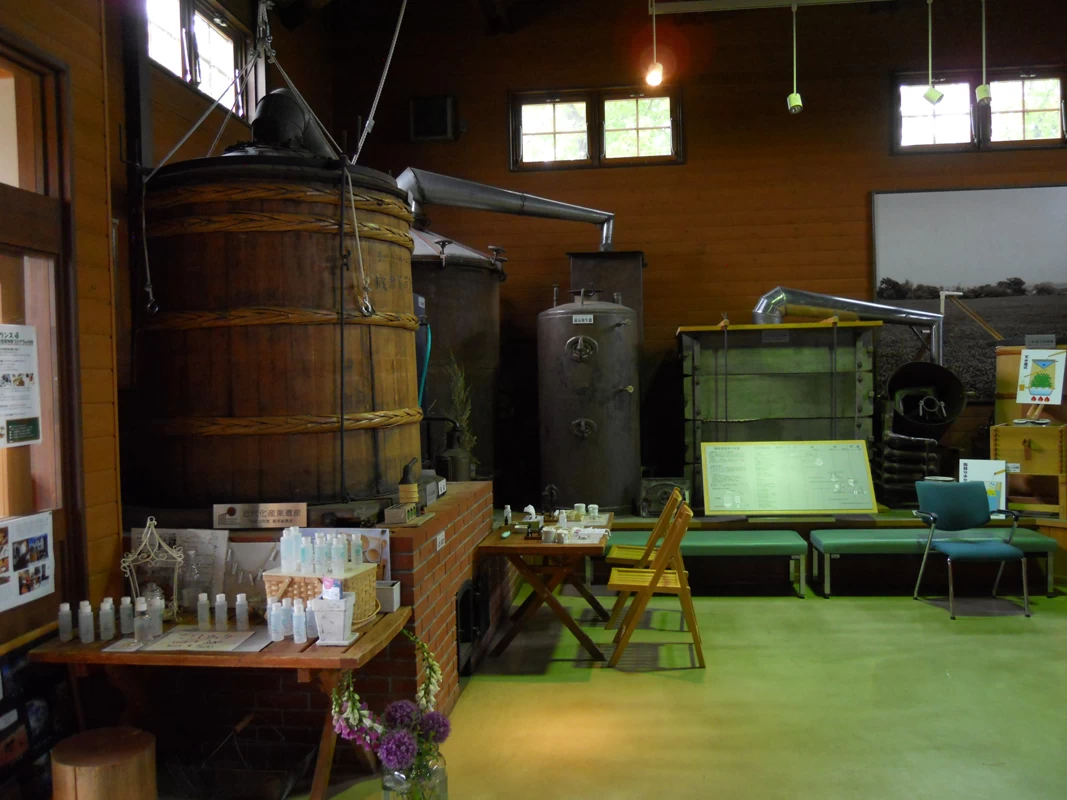 薄荷蒸溜館内の薄荷蒸溜釜①