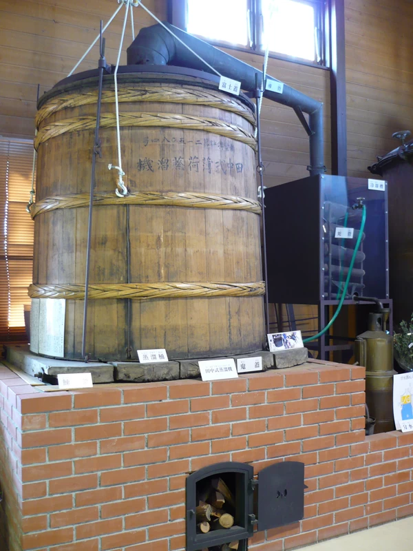 薄荷蒸溜館内の薄荷蒸溜釜②