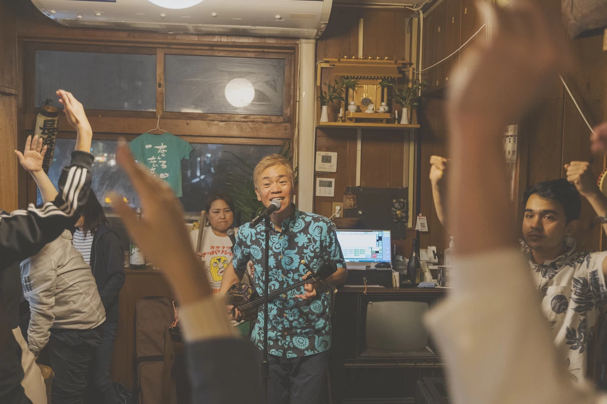 名物「三線ライブ」のラストは……