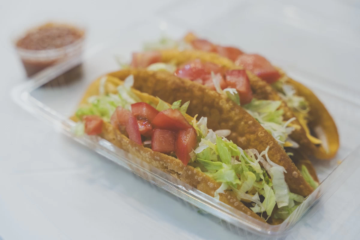 沖縄の定番グルメ・タコスはぜひ