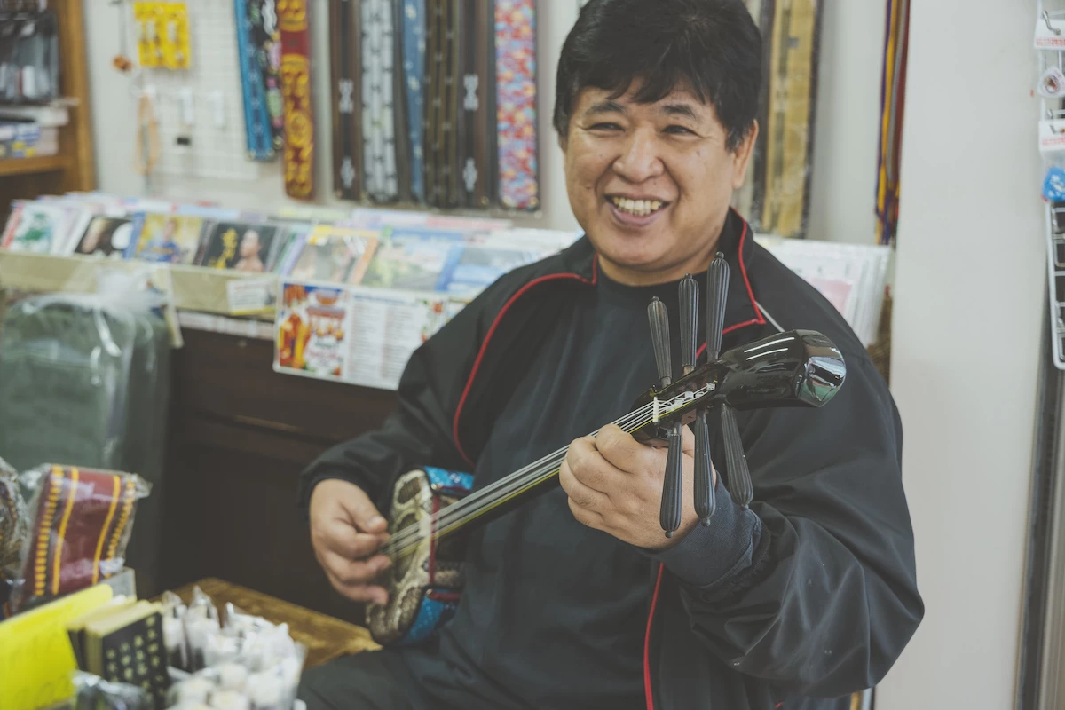 三線店のおじぃに三線を習おう♪